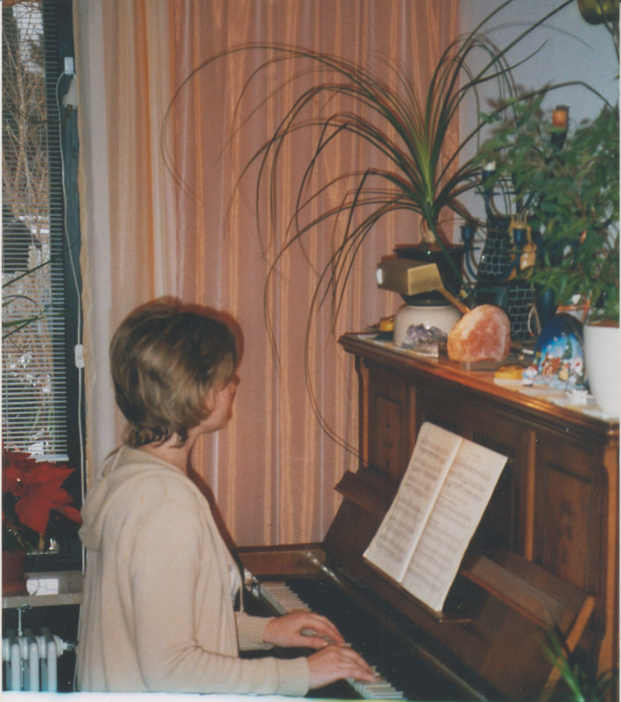 Späteinsteigerin am Klavier